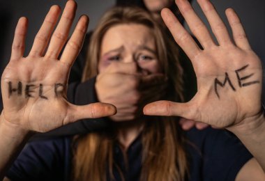 Bir kadın, yardım ve destek çığlığını resmetmek için bana yardım elini uzattı..