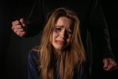 Aile içi şiddetin gerçekliğini yansıtan güçlü bir görüntü, korkutma yoluyla korku ve kontrolü vurguluyor..