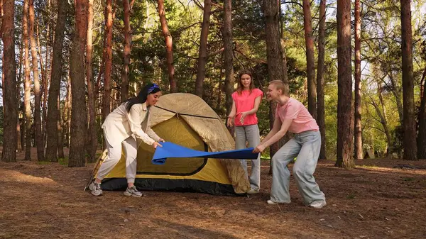 Küçük bir arkadaş grubu ormanda bir çadır kurar ve kamp alanları için mükemmel bir zemin hazırlarlar..