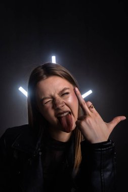 Kendine güvenen bir birey cesur bir tutum sergilerken bir jest ve ışık halkasına benzer bir etki yaratır. Moda yazıları, giyim markaları veya aksesuar reklamları için..