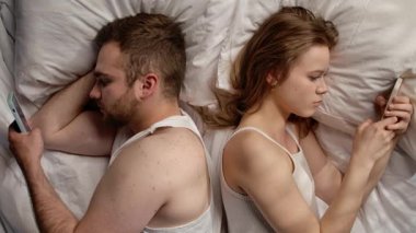 Birkaçı yatakta yatıyor, her biri akıllı telefonlarına gömülüp modern ilişkilerin dijital etkilerini vurguluyor. Yavaş çekim