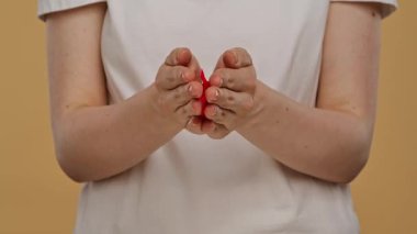 Bir kadın kollarını açıyor ve göğüs kanseri farkındalığının ve hastalığa destek veren dayanışmanın sembolü olarak pembe bir kurdele gösteriyor. Göğüs kanseri farkındalık günü konsepti.