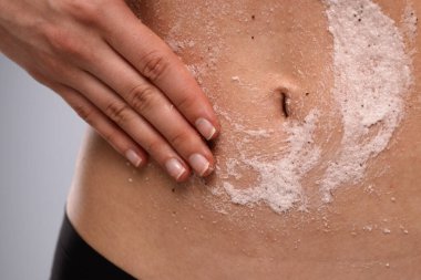 Cilde dezenfekte edici krem süren bir elin yakın çekimi pürüzsüzlüğü ve dokusunu geliştirir. Ölü hücreleri ve kirliliği temizleyerek sağlıklı, parlayan deriyi teşvik eder..