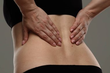 Sırtında elleri olan bir kadına yaklaşmak, belinde ağrı ya da rahatsızlık olduğunu gösterir. Sağlık, iyileşme ve acı dindirme kavramı.