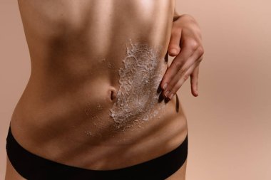 Genişletilmiş nem ve bakım için deriye grev kırıcı sürme sürecine ayrıntılı bir bakış.