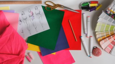 Renkli kumaş, eskizler ve tasarım malzemelerinin yer aldığı moda tasarımı için malzeme ve araç gereç koleksiyonu. Atıcı, tasarım ve terzilik kavramı.