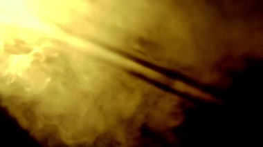 Soyut altın parçacıkları havada süzülür. Siyah bir zemin üzerinde izole edilmiş sıcak sarı bir ışıltıyla rüya gibi ve sinematik bir atmosfer yaratır..