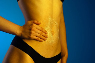 Bir insan karın bölgesini temizler, cildini ve temizliğini ön plana çıkarır..