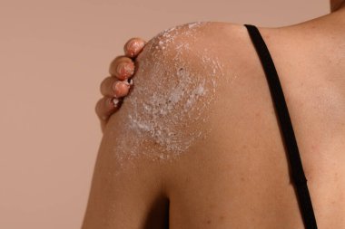 Cilt bakımı ve temizliği ile temizlenen bir omzun yakın çekimi.