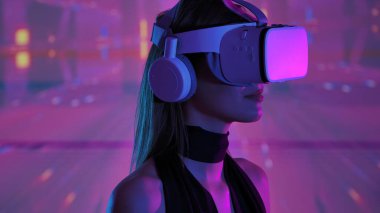 Sanal gerçeklik kulaklığı takan bir kadın kendini renkli soyut aydınlatma efektleriyle dijital bir deneyime sokuyor. Dijital sanat görselleştirmesi için bir alan, geleceğin teknolojisi..