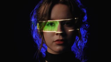 Yüzünde yeşil İlerleme Çubuğu yansıması olan bir kadının portresi. Sayısallaştırma kavramı.