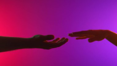 İki el birbirine doğru uzanır canlı kırmızı ve mor arkaplan, bağları sembolize eder.