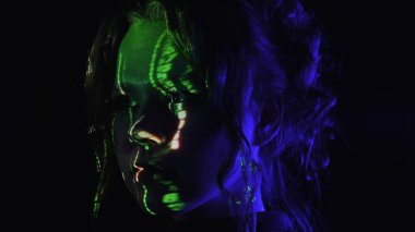 Yüzünde yeşil dijital kod yansıması olan bir kadın portresi, insanlığın ve teknolojinin kesişmesini simgeliyor..