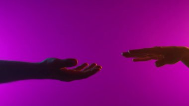 İki el birbirine doğru uzanır, sakin mavi bir arka planda, bağlantıyı sembolize eder..