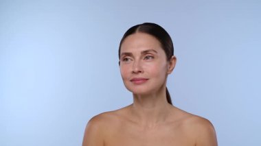 Yüz hatlarını geliştirmek, cilt bakımını ve estetik gelişim tekniklerini göstermek için deri enjeksiyonu alan bir kadın..