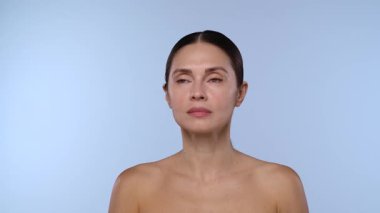 Yüz hatlarını geliştirmek, cilt bakımını ve estetik gelişim tekniklerini göstermek için deri enjeksiyonu alan bir kadın..