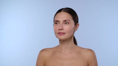 Yüz hatlarını geliştirmek, cilt bakımını ve estetik gelişim tekniklerini göstermek için deri enjeksiyonu alan bir kadın..