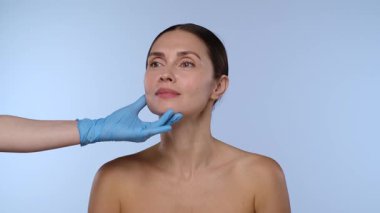 Yetenekli bir pratisyen, klinik bir ortamda hassasiyet ve estetiğe odaklanarak, kozmetik bir prosedür için hastaları işaretler..