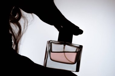 Cam bir şişenin içinde, zarif bir şekilde tutulan, siluet içindeki güzel kokunun cazibesini gözler önüne seren, aromatik bir özdür..