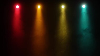 Soyut mavi ve kırmızı nokta ışıkla duman siyah arka plan üzerine.