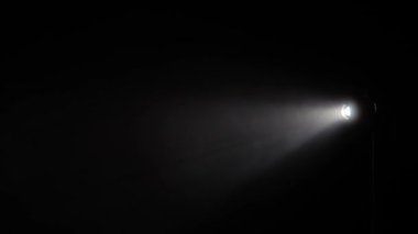 Siyah arkaplanda gerçek optik mercek parlaması.