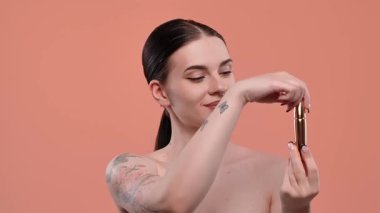 Bir kadın kirpiklerini büyütmek için rimel sürer. Makyaj onun doğal görünüşüne biraz zarafet katıyor..