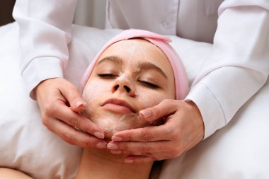 Sakinleştirici bir yüz masajı, cilt tazeleme ve rahatlatmayı arttırma, parlak cilt için profesyonel teknikler kullanma. Güzellik ve güzellik salonları için içerik, promosyon güzellik ürünleri.