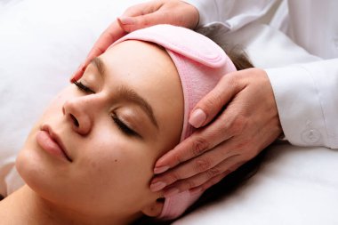 Sakinleştirici bir yüz masajı, cilt tazeleme ve rahatlatmayı arttırma, parlak cilt için profesyonel teknikler kullanma. Güzellik ve güzellik salonları için içerik, promosyon güzellik ürünleri.