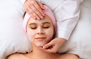 Sakinleştirici bir yüz masajı, cilt tazeleme ve rahatlatmayı arttırma, parlak cilt için profesyonel teknikler kullanma. Güzellik ve güzellik salonları için içerik, promosyon güzellik ürünleri.