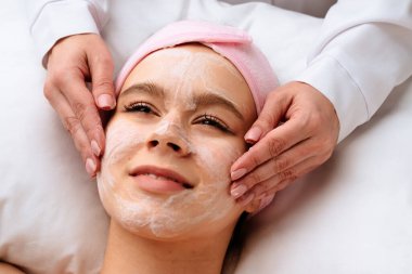 Sakinleştirici bir yüz masajı, cilt tazeleme ve rahatlatmayı arttırma, parlak cilt için profesyonel teknikler kullanma. Güzellik ve güzellik salonları için içerik, promosyon güzellik ürünleri.