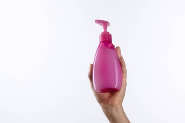 Pompa kapaklı pembe plastik bir sabun şişesi. Çeşitli sıvı ürünleri depolamak için ideal.