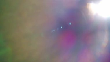 Siyah arka planda gerçek optik mercek parlaması. Işık geçişi, prizma etkisi, ışık sızıntısı.