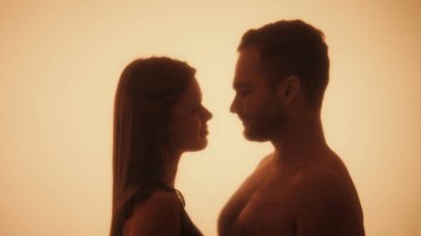 Bir erkek ve bir kadın birbirlerine şehvetle bakarlar. Hassas bir anı paylaşan bir çiftin silüetli aşk hikayesi aralarındaki yakınlığı ve sıcaklığı vurgular..