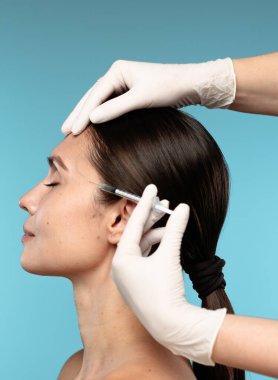 Cilt gençleştirme ve estetik geliştirmeyi amaçlayan profesyonel bir yüz enjeksiyonu prosedürünü gösteren detaylı bir resim..