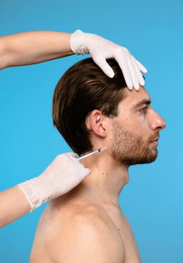 Yüz hatlarını geliştirmek, cilt bakımını ve estetik gelişim tekniklerini göstermek için deri enjeksiyonu alan bir adam..