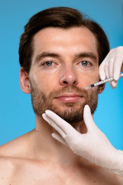 Dudak hacmini arttırma ve yüz estetiğini geliştirme amaçlı bir kozmetik dudak enjeksiyonu prosedürüne yakın çekim.