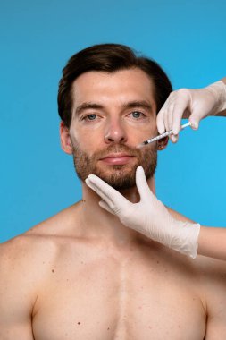 Dudak hacmini arttırma ve yüz estetiğini geliştirme amaçlı bir kozmetik dudak enjeksiyonu prosedürüne yakın çekim.