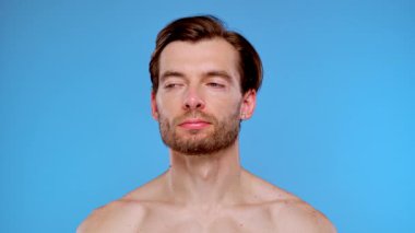 Yüz hatlarını geliştirmek, cilt bakımını ve estetik gelişim tekniklerini göstermek için deri enjeksiyonu alan bir adam..