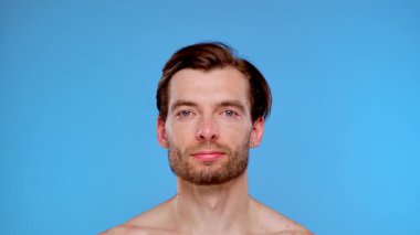 Yüz hatlarını geliştirmek, cilt bakımını ve estetik gelişim tekniklerini göstermek için deri enjeksiyonu alan bir adam..