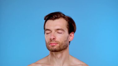 Bir kozmetolojistin elleri bir adama şırınga enjekte ediyor. Güzellik, gençleşme ve cildin nemlendirilmesi, yüzündeki kozmetik kusurların giderilmesi..