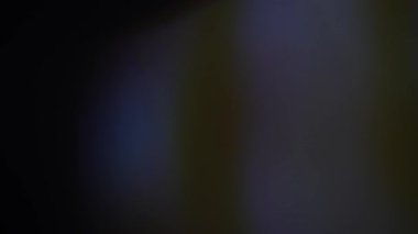 Karanlık gölgelerle harmanlanmış bulanık mavi kareler içeren görsel olarak büyüleyici soyut bir görüntü gizemli bir atmosfer yaratır..