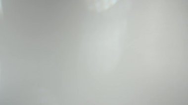 Yumuşak, ince bir parıltı ve gölgenin oluşturduğu minimalist beyaz bir yüzey, sakin bir atmosfer yaratıyor..