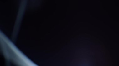 Soyut, koyu mavi ve siyah dumanlı arka plan gizemli ve ruhani bir atmosfer yaratır..