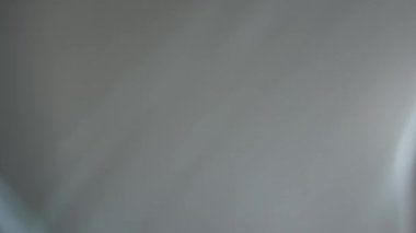 Pürüzsüz bir yüzeyde parıltı ve gölgenin etkileşimini gösteren soyut bir kompozisyon, rahatlatıcı bir gradyan etkisi yaratır. Ses tonundaki ince farklar minimalist sahneye derinlik katar.