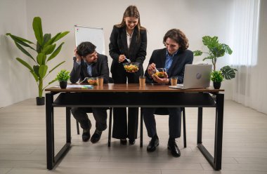 İş arkadaşları, bir ofis toplantısına ara verdiklerinde sağlıklı bir öğle yemeği yer ve olumlu bir çalışma ortamı oluştururlar..