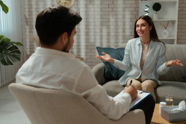 Günlük yaşam tarzı konsepti. Yaşlı yetişkin kadın zihinsel tedavi görüyor, kadın psikoterapiste gidiyor, kanepede oturuyor doktora bakıyor, gülümsüyor..