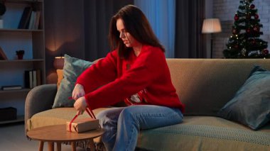 Çiftler tatillerini evde geçiriyorlar. Yeni yıl arifesini rahat bir evde kutlayan bir kadın, kanepede dinleniyor ve ailesi ya da arkadaşı için hediye paketliyor, hayal kırıklığına uğramış bir ifade. Yavaş çekim