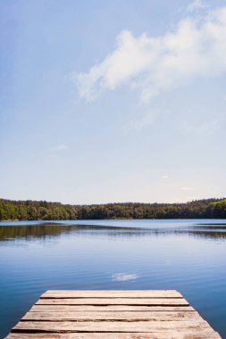 Göl manzaralı ahşap rıhtım. yaz zamanı