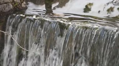 Pürüzsüz Şelale Şelalesinin Ayrıntılı Yakın Çekimi, Tutarlı Su akışı ve Yansımaları, Rahatlama ve Doğa Teması İçin Mükemmel