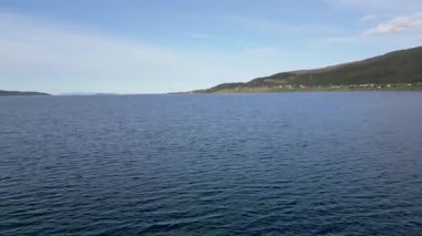 Büyüleyici bir sinematik dron çekimi yavaş yavaş sakin mavi suları ve yemyeşil kıyı şeridiyle Norveç fiyortlarının sakin güzelliğini gözler önüne seriyor..
